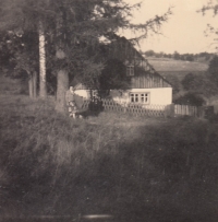 Dům pradědečka Františka Severy v Rudném stojící v údolí naproti hřbitovu