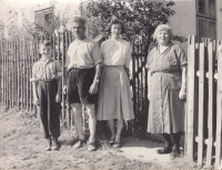 Pamětník se svými rodiči a babičkou v domě v Rudném