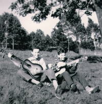 Hudební nadání zdědil František Severa (vpravo) po svých příbuzných, každý uměl hrát na nějaký nástroj