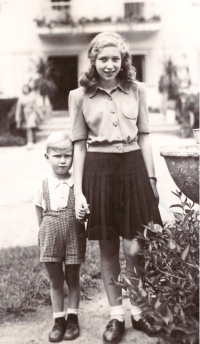 Tomáš Hrbek se sestrou Lucy (provd. Topoľská), Velké Losiny 1947