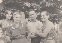 Zleva: Věra Blahůšková, matka Božena, bratr Ivan a sestra Jarmila (1959)