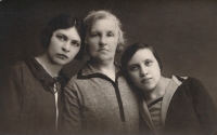 Babička pamětnice Wanda Adamska (vlevo) se svou matkou a sestrou Luniou