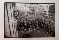 Krystyna Krauze na balkonu Melantrichu 4. prosince 1989, kdy na něm vystoupil Mirosław Jasiński z Polsko-československé solidarity a Karel Kryl zazpíval hymnu spolu s Karlem Gottem. Autorem fotografie je fotograf Jan Jindra, který ji nazval kontrast mezi jedincem a davem