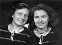 Eva Mikešová se sestrou Ludmilou kolem roku 1952