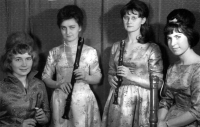 Eva Mikešová (sedící vlevo) s Kvartetem zobcových fléten, dále zleva Vlasta Bachtíková, Anežka Hladká a Kateřina Zlatníková, Praha, 1960