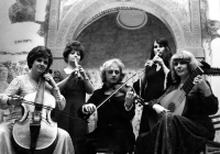 Collegium Flauto Dolce, zleva Zora Krásná, Vlasta Bachtíková, Jiří Kotouč, Anežka Krutská a Eva Mikešová, 70. léta