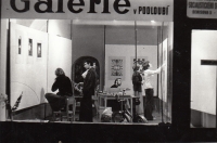 Příprava výstavy v Ars klubu, 70. léta