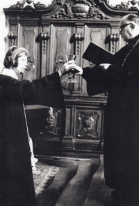Kněžské svěcení Rostislava Valuška, 1975