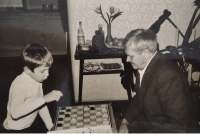 Otec pamětníka Rostislav Bábek hraje šachy s vnukem Ctiradem Bábkem, Kvasice, 1976