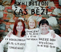 Vladimíra Konvalinková (vpravo) s dcerou Stanislavou Konvalinkovu (vlevo) a vnučkou, pozvánka na výstavu Čas běží, 2012