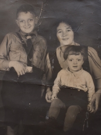 Matka pamětnice Marlene Smolkové s jejími bratry Harrym (vlevo) a Konrádem, 30. léta 20. století 