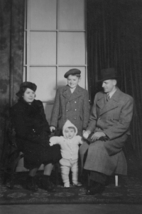 Anna Slámová, rozená Motlová (biologická matka), Ota Sláma (bratr), Karel Sláma st. (otec), Karel Sláma ml., 1940