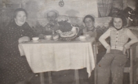 Marlene Smolková (vpravo) se svými rodiči a bratrem Konrádem, 50. léta 20. století 