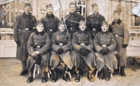 Otec Marlene Smolkové (sedící druhý zprava) v uniformě německé armády 