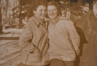 Marlene Smolková (vpravo) s kamarádkou u pomníku Antona Günthera v Božím Daru