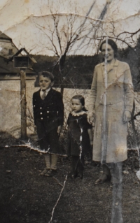 Pamětnice (uprostřed) s matkou a bratrem Konrádem, 40. léta 20. století