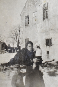 Marlene Smolková s matkou a bratrem před budovou pivovaru v Božím Daru, ve kterém před válkou a během ní bydleli 