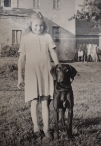 Marlene Smolková se psem před domem v Božím Daru, 50. léta 20. století