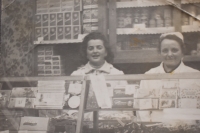 Pamětnice (vlevo) během práce v obchodu v Ostrově nad Ohří, 1959