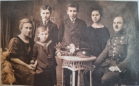 Tomáš Sedláček as the youngest of four children to the right of his mother Marie and with his father Colonel Tomáš Sedláček