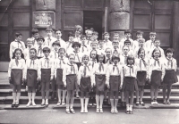 Наталія Вишневська у третьому класі (перша праворуч у першому ряду) школи №53, 1977 р.