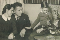 Petr Pešek s rodiči, 1945–1946