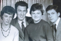 Petr Pešek (druhý zleva) se sourozenci, přelom 50. a 60. let