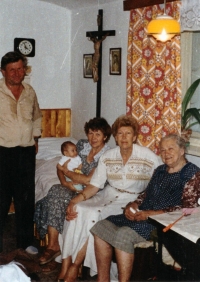 Bratr Josef Melka a jeho vnuk Dominik, Hana Panušková, Božena Chlanová a jejich maminka Božena Melková v roce 1994 v Miřenicích