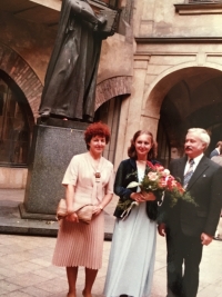 Promoce: s rodiči, červen 1981