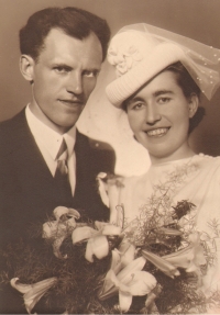 Svatební fotografie pamětníkových prarodičů, 1940