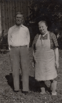 Matka pamětnice se svým bratrem Antonínem Dvořákem, který emigroval do USA
