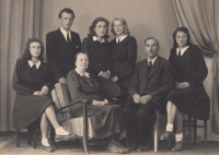 Rodina Čechova roku 1947, pamětnice Marie Křížová zcela vlevo 