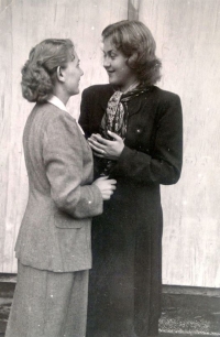 Pamětníkova matka Milada (vpravo) v Mariánských Lázních, 1947