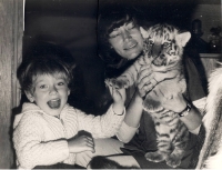 První žena Věra a syn s doma odchovaným tygrem