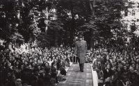 Jan Michálek na módní přehlídce, 1952