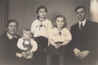 Mitiskovi, u nichž byl vychováván Jan Kubiš, vlevo Aloisie Rubíková Mitisková