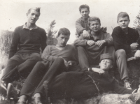 S ostatními učni v Motorpalu, Antonín Holub je na snímku druhý zprava, Jihlava, 1963 