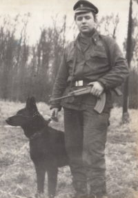 Antonín Holub jako pohraničník 27. roty 4. brigády Pohraniční stráže, Lanžhot, 1968