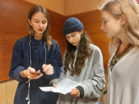 Studenti Gymnázia Třebíč zpracovávají rozhovor v rozhlase