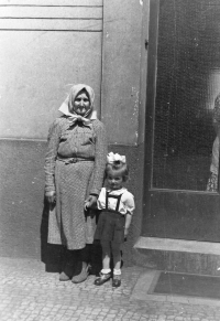 Eva se svou babičkou, 40. léta