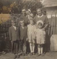 Fotografie s rodinou z roku 1942, pamětnice je dole druhá zprava
