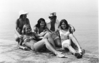 Soustředění běžecké reprezentace v Chorvatsku, rok 1975. Zleva Gabriela Sekajová, Mirka Jaškovská, Emília Šuleková a Blanka Paulů. Mužem na snímku je trenér Bohuslav Rázl
