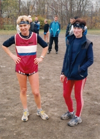 Blanka Paulů (vlevo) na přespolních závodech v Janově nad Nisou na začátku 21. století. Vedle ní stojí Heidi Suchánková - Hanyšová