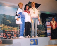 Blanka Paulů (vpravo) jako vítězka mistrovství světa v běhu do vrchu v roce 2013 ve Švýcarsku. Vyhrála v kategorii od 55 do 60 let