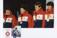 Blanka Paulů (třetí zleva) na zimní olympiádě v Sarajevu 1984 po zisku stříbra ve štafetě. Nalevo jsou Gabriela Svobodová a Květa Jeriová, vpravo stojí Dagmar Švubová