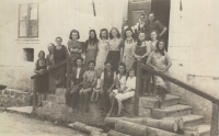 Těsně po vypálení vsi byli ubytovaní v místní škole, 1945. Pamětnice je úplně vpravo