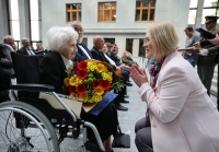 Marie Dubská s ministryní obrany Janou Černochovou během udílení vyznamenání 6. května 2024
