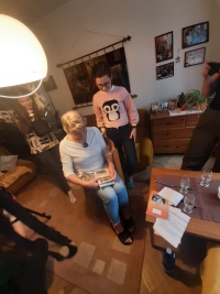 Pamětnice Eva Dlouhá při natáčení svého příběhu pro Paměť národa