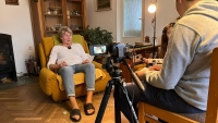 Pamětnice Eva Dlouhá při natáčení svého příběhu pro Paměť národa