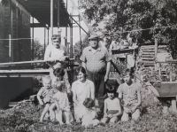 Family in the garden in Starosedlský Hrádek, Zuzana Motlová down in the middle